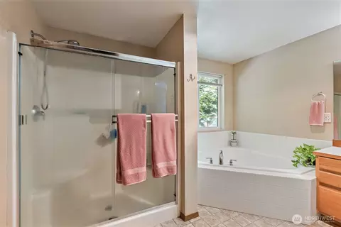 Bath - 526 Haywire Rd, Winlock, WA 98596 photo 2 of 3