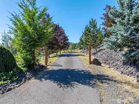Exterior - 526 Haywire Rd, Winlock, WA 98596 photo 4 of 12