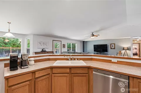 Kitchen - 526 Haywire Rd, Winlock, WA 98596 photo 3 of 4