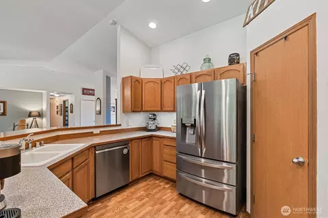 Kitchen - 526 Haywire Rd, Winlock, WA 98596 photo 2 of 4