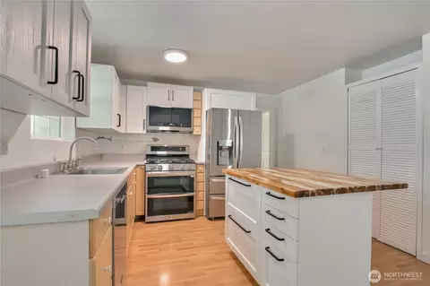 Kitchen - 21815 6th Ave W, Bothell, WA 98021 photo 2 of 3