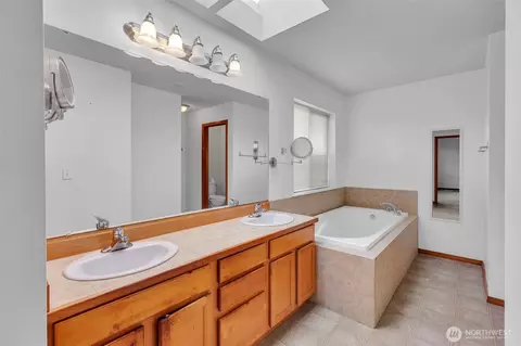Bath - 728 95th Ct SE, Everett, WA 98208 photo 4 of 5