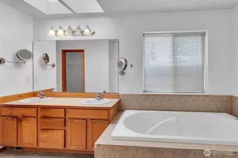 Bath - 728 95th Ct SE, Everett, WA 98208 photo 5 of 5