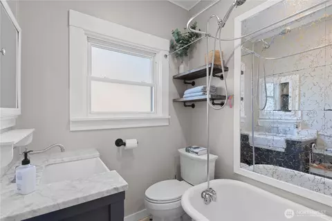 Bath - 1702 Griffin Ave, Enumclaw, WA 98022 photo 1 of 1