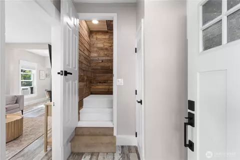 Entry Way - 1702 Griffin Ave, Enumclaw, WA 98022 photo 1 of 2