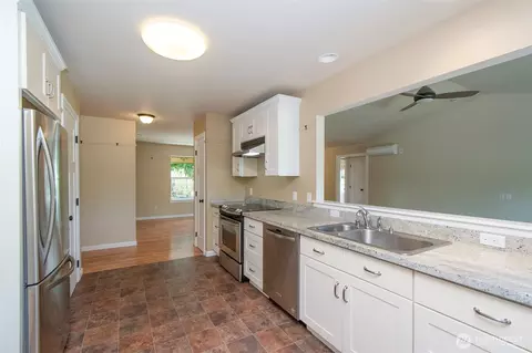Kitchen - 121 Broadmoor St, Sequim, WA 98382 photo 2 of 3