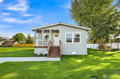 211 Harrison St, Sumas, WA 98295