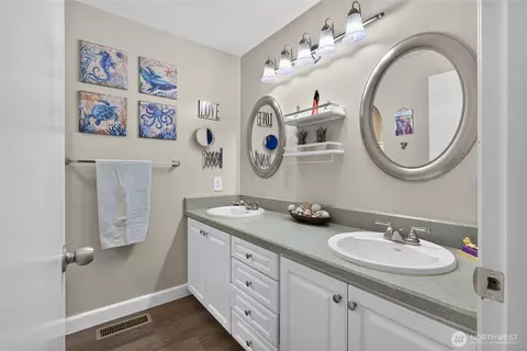 Bath - 402 170th Pl SW, Bothell, WA 98012 photo 3 of 4