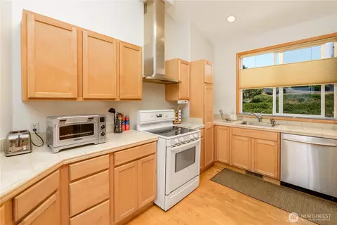 Kitchen - 160 Mariners View Ct, Sequim, WA 98382 photo 2 of 4