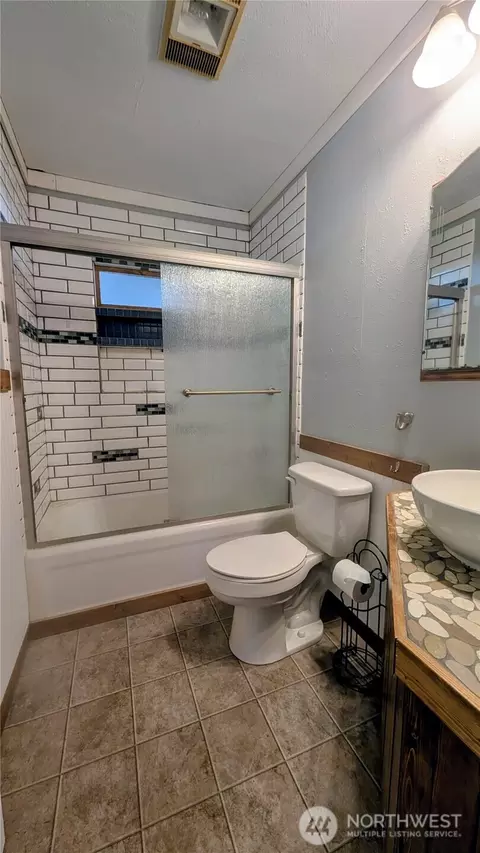 Bath - 112 E Lind St, Lind, WA 99341 photo 1 of 3