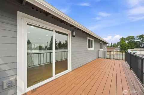 Exterior - 6809 Washington Ave, Everett, WA 98203 photo 3 of 10