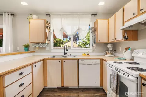 Kitchen - 801 Pine St, Sultan, WA 98294 photo 2 of 3