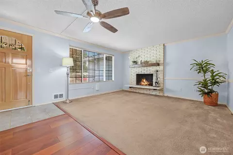 Living - 3330 120th St SE, Everett, WA 98208 photo 2 of 3