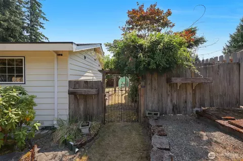 Exterior - 3330 120th St SE, Everett, WA 98208 photo 12 of 17