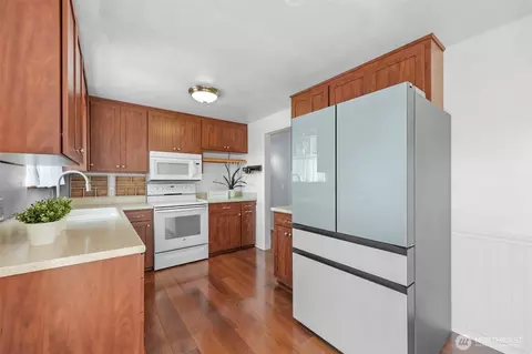 Kitchen - 3330 120th St SE, Everett, WA 98208 photo 3 of 4