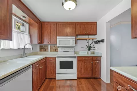 Kitchen - 3330 120th St SE, Everett, WA 98208 photo 2 of 4