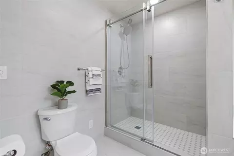 Bath - 412 164 Pl SE, Bothell, WA 98012 photo 5 of 6