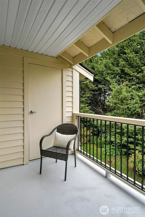 Exterior - 12404 E Gibson Rd #B-304, Everett, WA 98204 photo 2 of 6