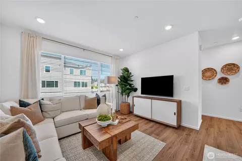 Living - 9811 31st Ave SE #E4, Everett, WA 98208 photo 2 of 3