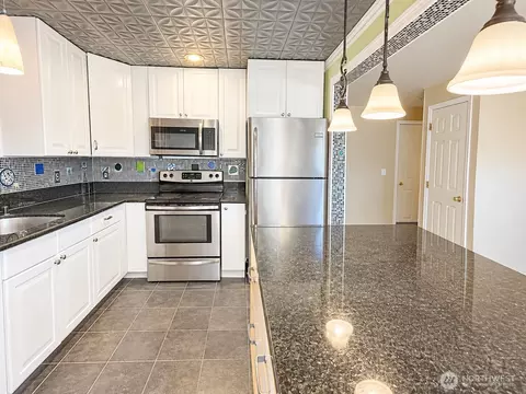 18523 68th St #205, Kenmore, WA 98028