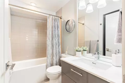 Bath - 305 17th Ave E, Seattle, WA 98112 photo 2 of 3