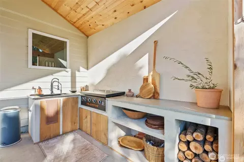 Kitchen - 907 Byham Rd, Winlock, WA 98596 photo 4 of 4