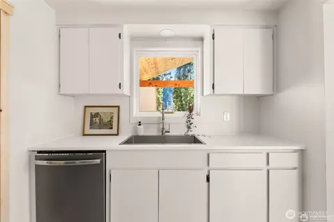 Kitchen - 907 Byham Rd, Winlock, WA 98596 photo 3 of 4