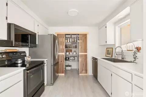 Kitchen - 907 Byham Rd, Winlock, WA 98596 photo 2 of 4
