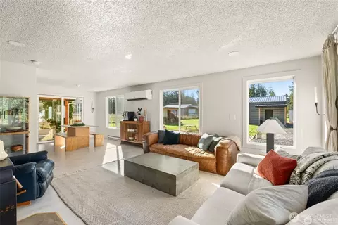 Living - 907 Byham Rd, Winlock, WA 98596 photo 3 of 3