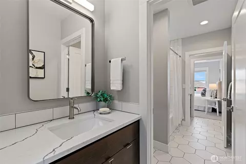 Bath - 4620 Seahurst Ave, Everett, WA 98203 photo 4 of 6