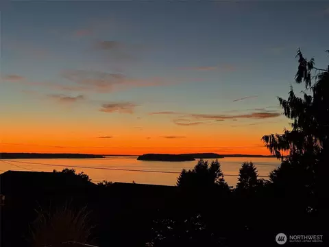 View/Area - 4620 Seahurst Ave, Everett, WA 98203 photo 2 of 3