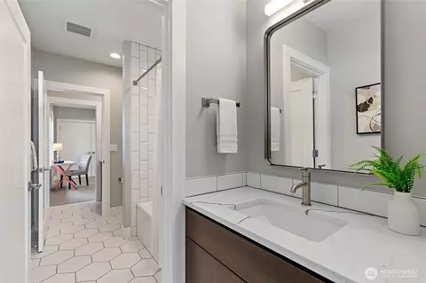 Bath - 4620 Seahurst Ave, Everett, WA 98203 photo 5 of 6