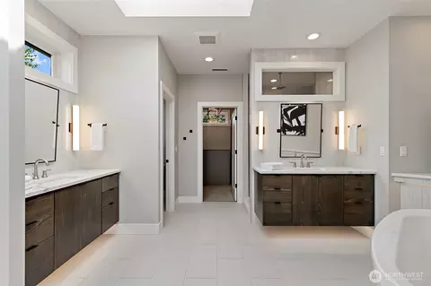 Bath - 4620 Seahurst Ave, Everett, WA 98203 photo 2 of 6