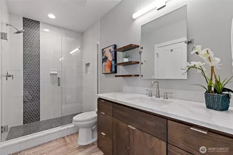Bath - 4620 Seahurst Ave, Everett, WA 98203 photo 6 of 6