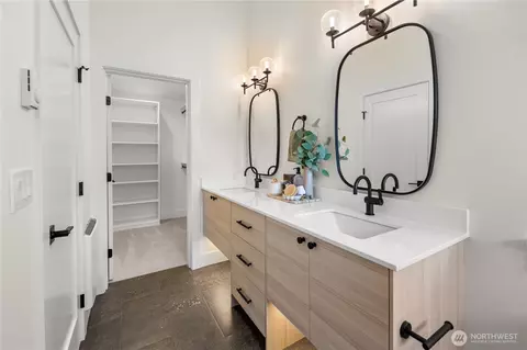 Bath - 613 B 18th Ave E, Seattle, WA 98112 photo 2 of 3
