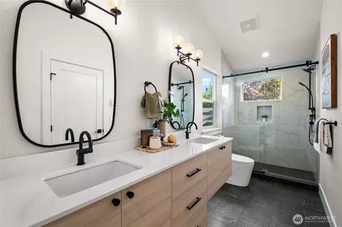 Bath - 613 B 18th Ave E, Seattle, WA 98112 photo 3 of 3