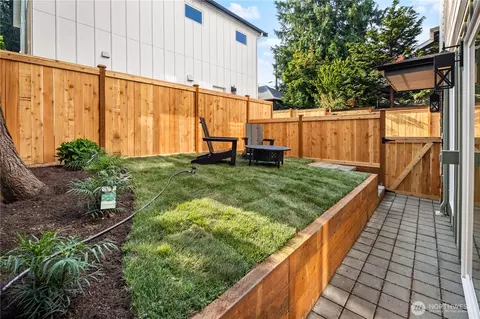 Exterior - 613 B 18th Ave E, Seattle, WA 98112 photo 3 of 4