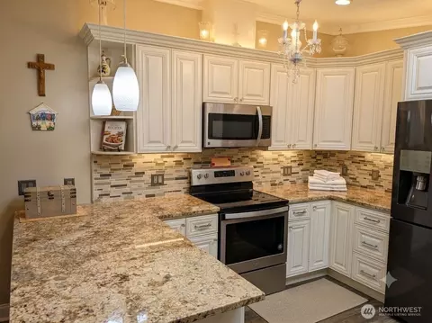 Kitchen - 5810 Fleming St #77, Everett, WA 98203 photo 2 of 3