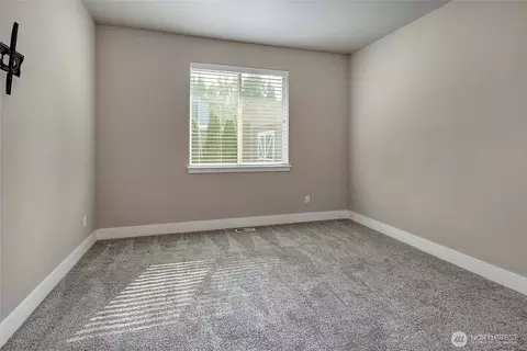 Bedroom - 5014 Parker Rd E, Sumner, WA 98390 photo 5 of 6