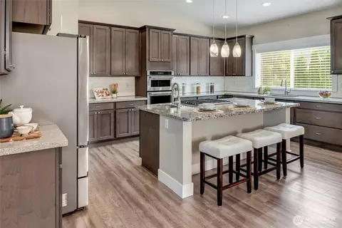 Kitchen - 5014 Parker Rd E, Sumner, WA 98390 photo 2 of 4