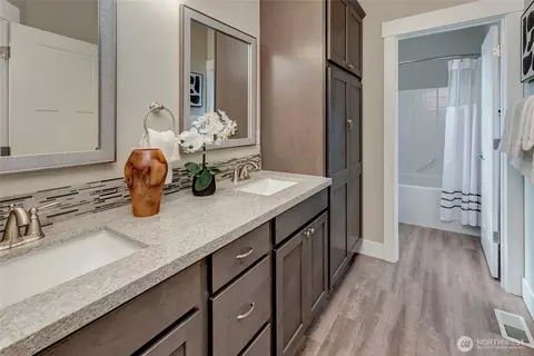 Bath - 5014 Parker Rd E, Sumner, WA 98390 photo 4 of 5