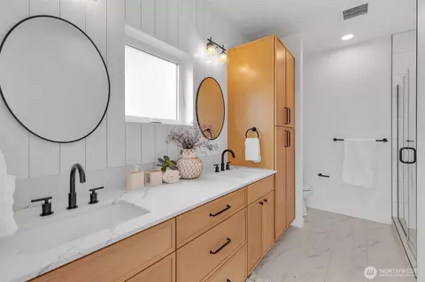 Bath - 427 19th Ave E, Seattle, WA 98112 photo 2 of 5