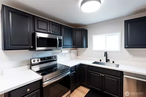 Kitchen - 1217 Orting Kapowsin Hwy E, Orting, WA 98360 photo 4 of 6