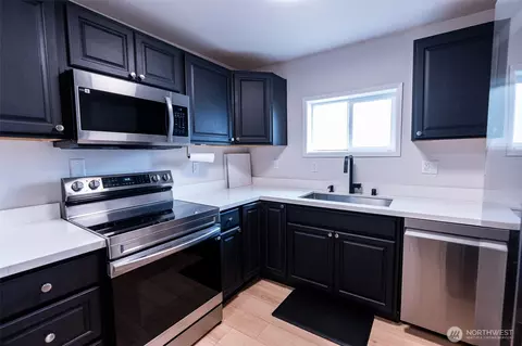 Kitchen - 1217 Orting Kapowsin Hwy E, Orting, WA 98360 photo 3 of 6