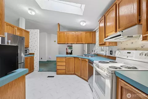 Kitchen - 16627 230th Ave SE, Maple Valley, WA 98038 photo 3 of 3
