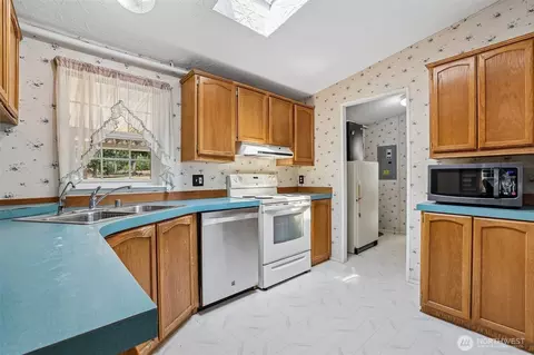 Kitchen - 16627 230th Ave SE, Maple Valley, WA 98038 photo 2 of 3