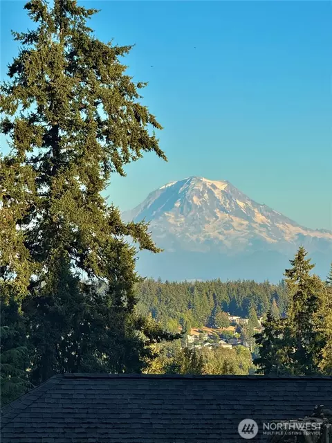 6425 7th St NE, Tacoma, WA 98422