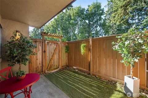 750 N 143rd St #B7, Seattle, WA 98133