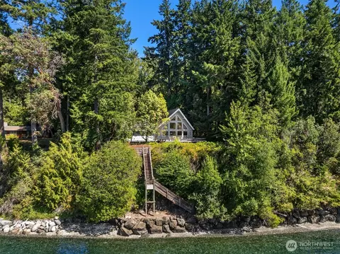 16273 Reitan Rd NE, Bainbridge Island, WA 98110