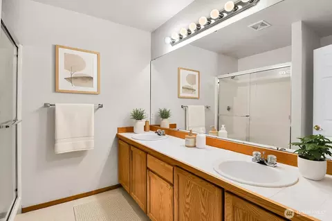 Bath - 18710 22nd Dr SE, Bothell, WA 98012 photo 2 of 3